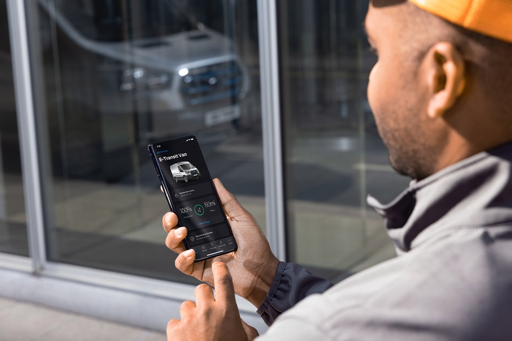 Homem com um telefone a utilizar o Ford Pro