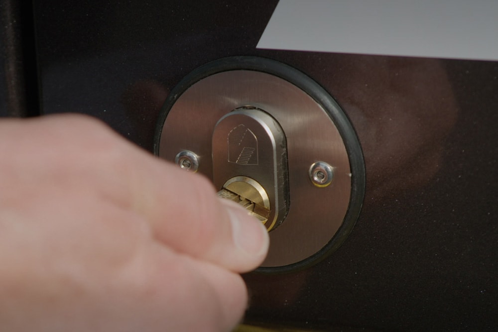 Chave a ser virada numa fechadura interior da nova Ford Transit Courier