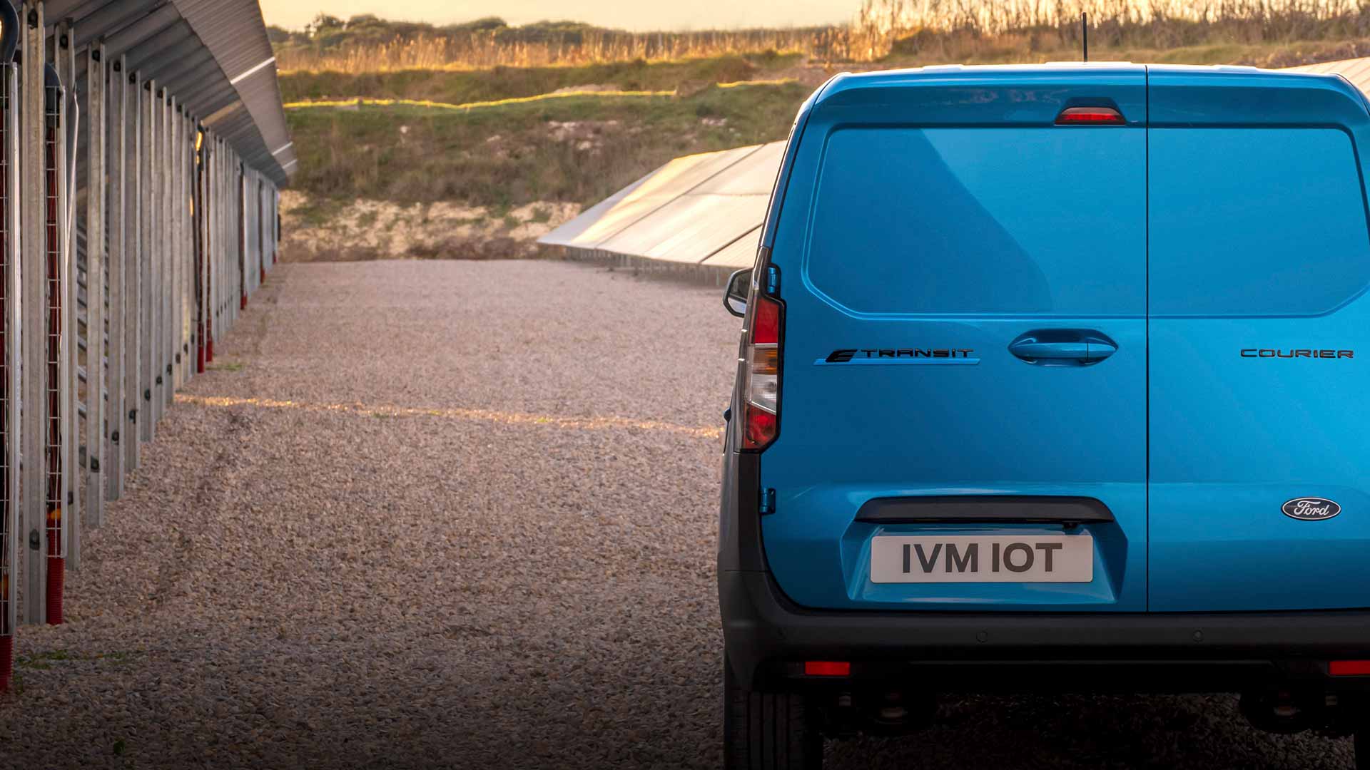 Ford E-Transit Courier Vista Traseira Azul