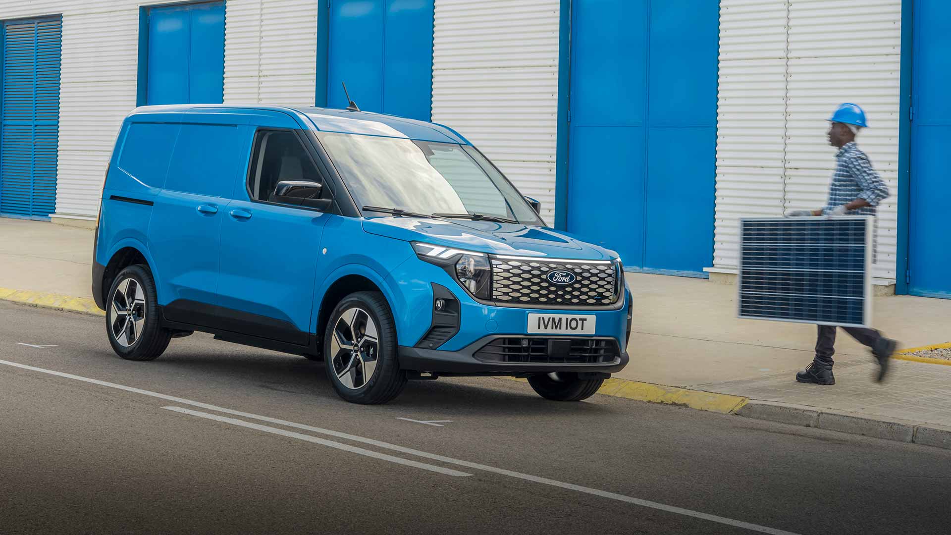 Ford E-Transit Courier Frente Direita 3/4 Vista Azul
