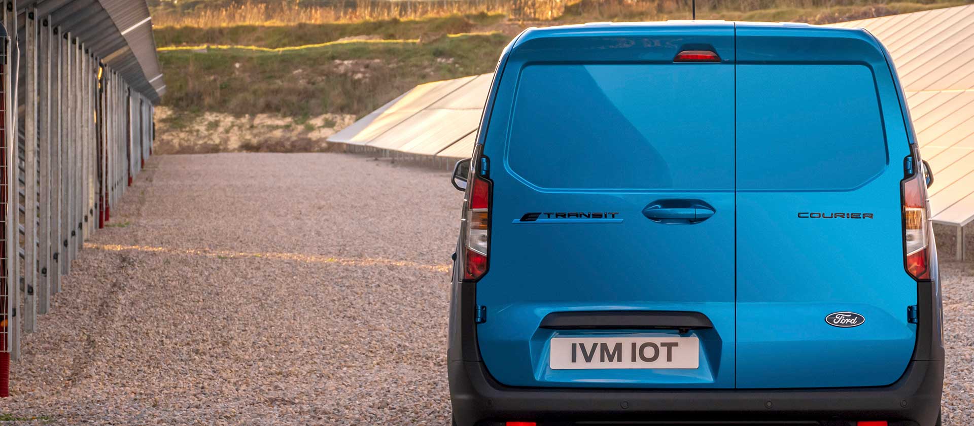 Ford E-Transit Courier Vista Traseira Azul