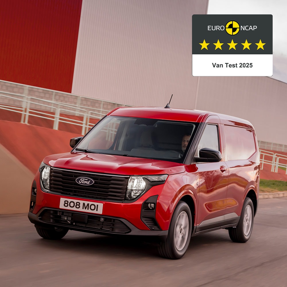 Nova vermelho Ford Transit Courier Van condução