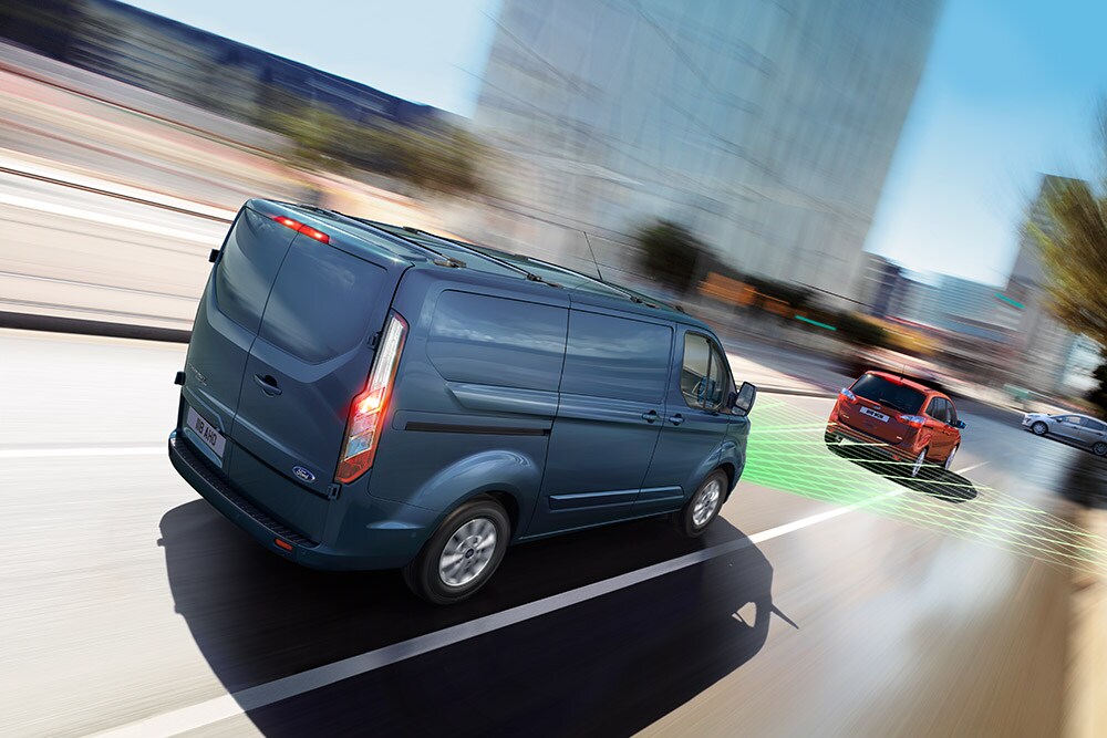 Vista da parte traseira de uma carrinha Ford azul, com linhas verdes a indicar funcionalidades de assistência ao condutor.