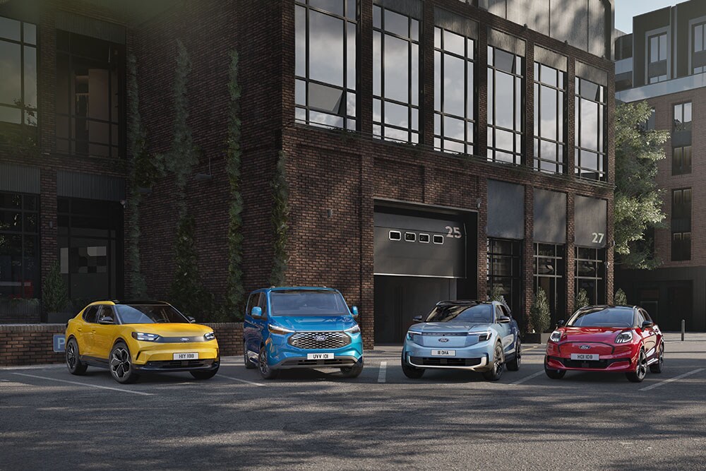 Vários veículos da frota Ford estacionados num cenário urbano moderno.