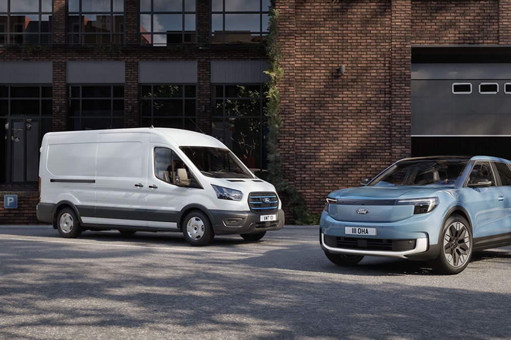 Dois veículos da frota Ford: uma carrinha branca e um Ford Explorer azul claro.