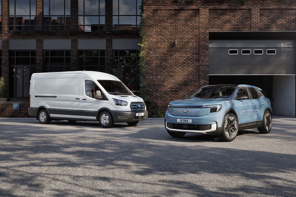 Dois veículos da frota Ford: uma carrinha branca e um Ford Explorer azul claro.