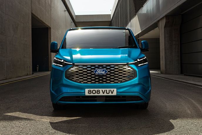 Vista da parte dianteira de uma Ford E-Transit Custom elétrica azul.