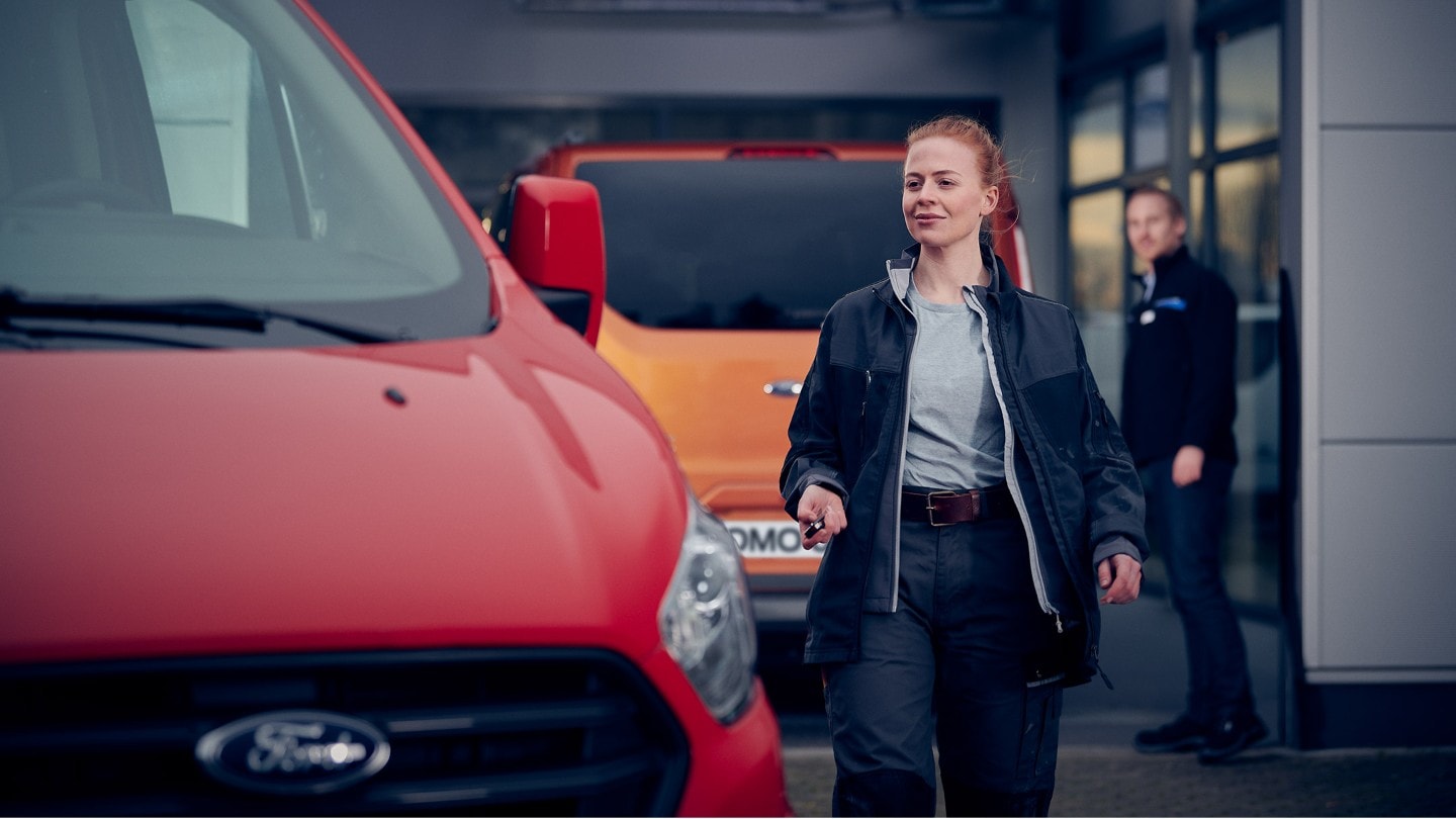 Mulher a ir buscar uma carrinha de substituição