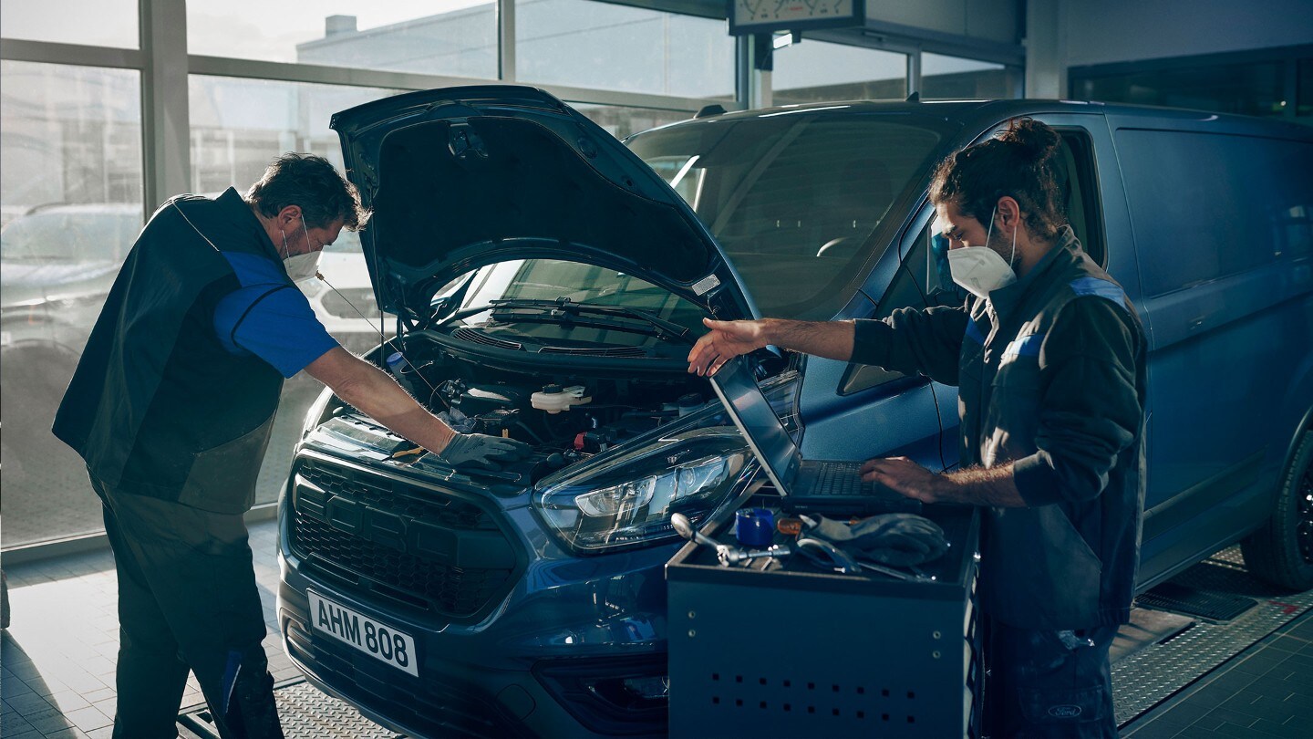 Mecânicos da Ford a fazer serviço express