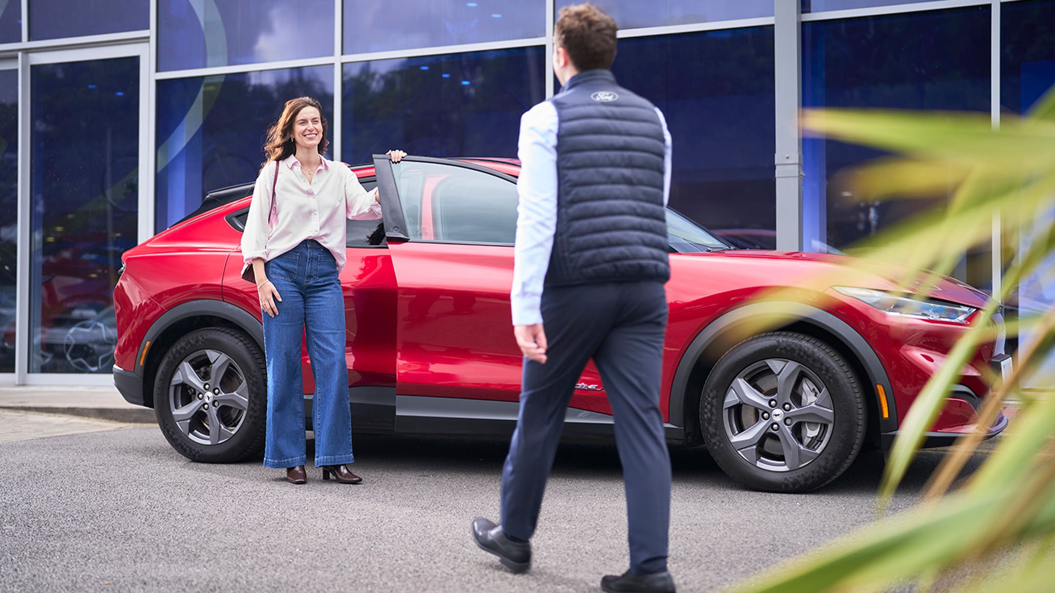 Uma pessoa a falar com um especialista Ford num centro de assistência Ford.