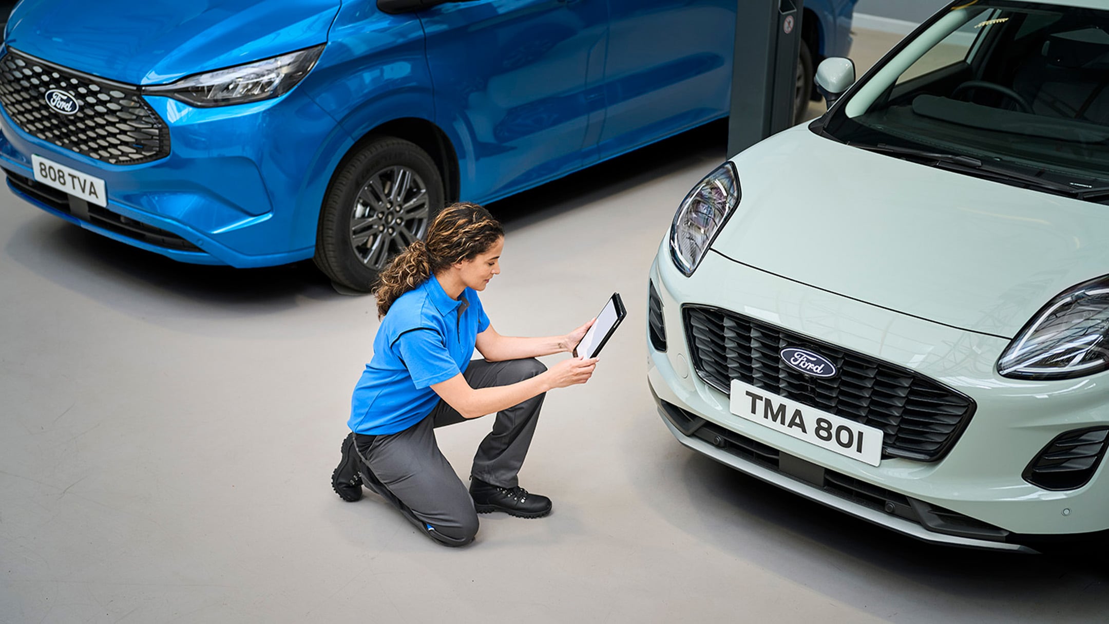 Uma pessoa a falar com um especialista Ford num centro de assistência Ford.