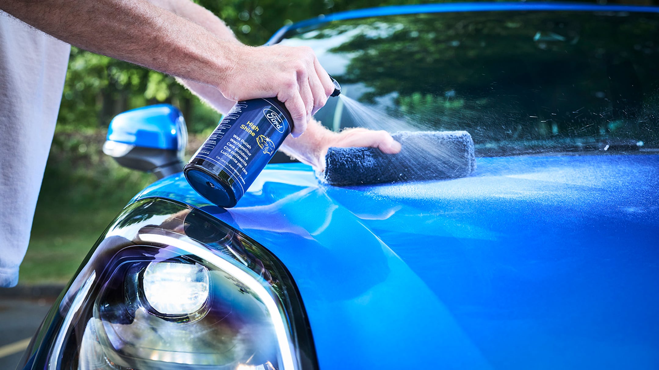 Um mecânico num centro de assistência Ford segura uma peça genuína Ford embalada numa caixa com a marca.