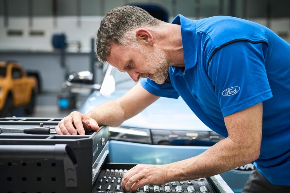 Reparador Ford a fazer substituição