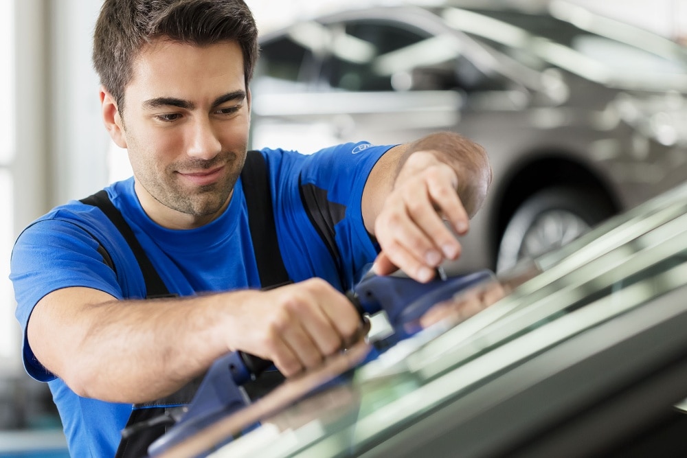 Técnico a verificar o para-brisas