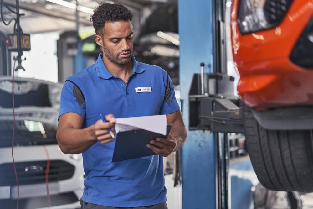 Engenheiro da Ford Service a verificar a correia de distribuição e a bomba de água