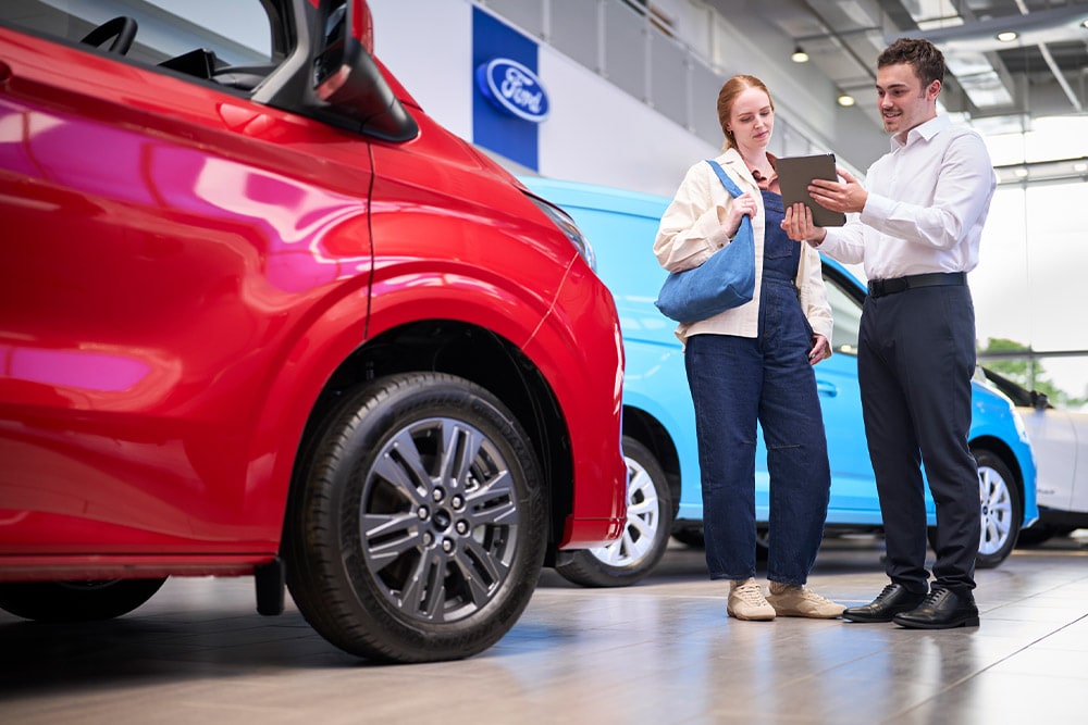 Furgão Ford fora do salão de exposições