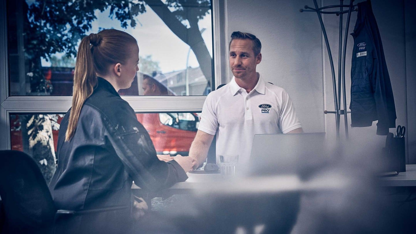 Técnico sentado numa carrinha Transit