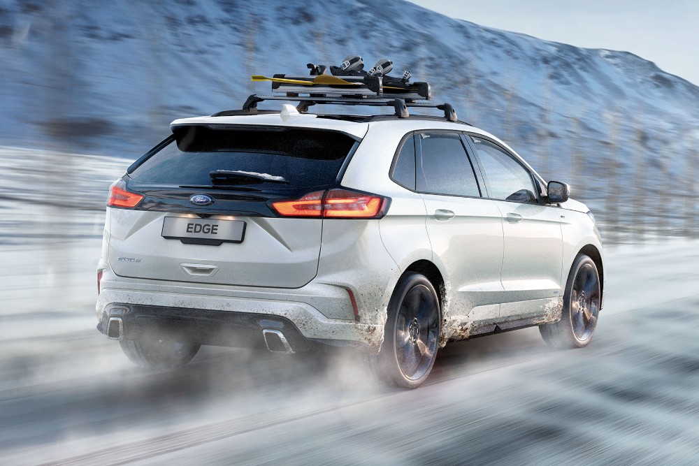Ford Edge branco a circular em estradas com gelo