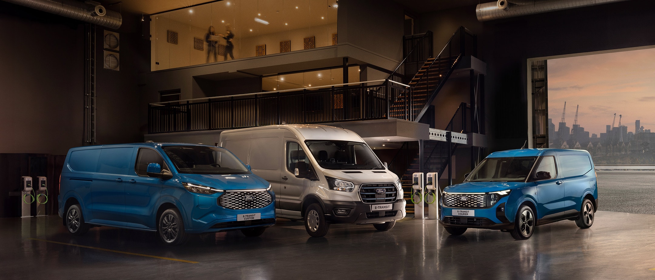 Gama de veículos comerciais elétricos Ford Pro a carregar dentro de uma empresa.